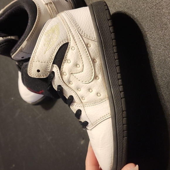 Kids Jordans - Picture 4 of 8